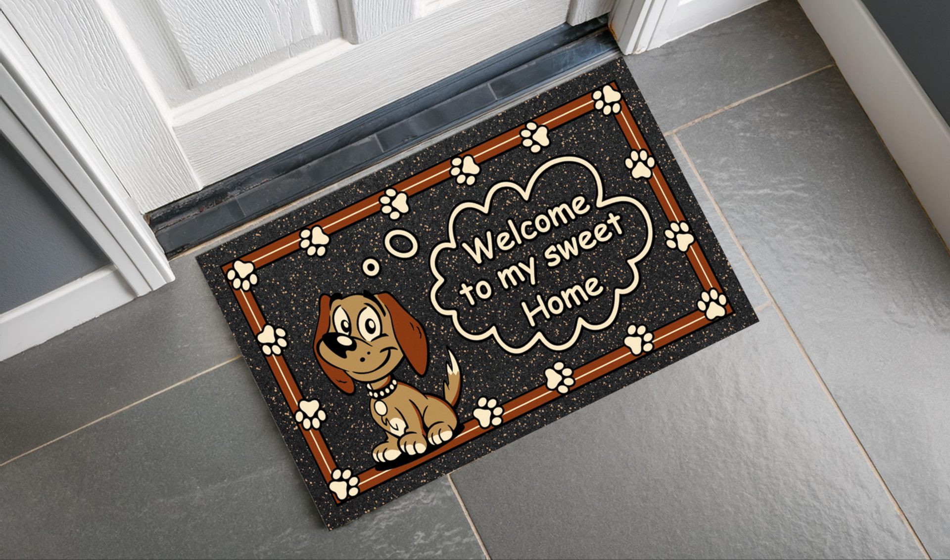 zerbino in poliammide e gomma riciclata con stampa di un cane e zampette e con scritta "Welcome to my sweet home" / colori beige, marrone e grigio scuro