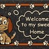 zerbino in poliammide e gomma riciclata con stampa colorata di un cagnolino e zampette e con scritta "Welcome to my sweet home"