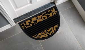 Zerbino mezzalunga con stampa floreale nera su fondo beige (effetto cocco) e fascia in gomma centrale