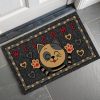 Tappeto con stampa di un gattino stilizzato con scritta "Welcome" con base grigia e stampa beige, rossa e nera.