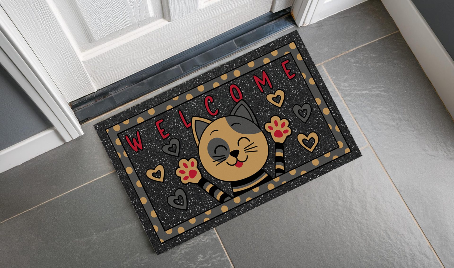 Tappeto con stampa di un gattino stilizzato con scritta "Welcome" con base grigia e stampa beige, rossa e nera.