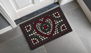 Zerbino da ingresso con mosaico bianco e rosso e cuore centrale