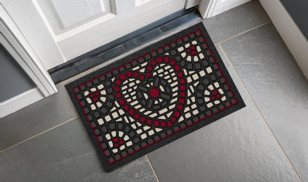 Zerbino da ingresso con mosaico bianco e rosso e cuore centrale