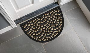 Zerbino mezzaluna con effetto mosaico sui toni del grigio e giallo
