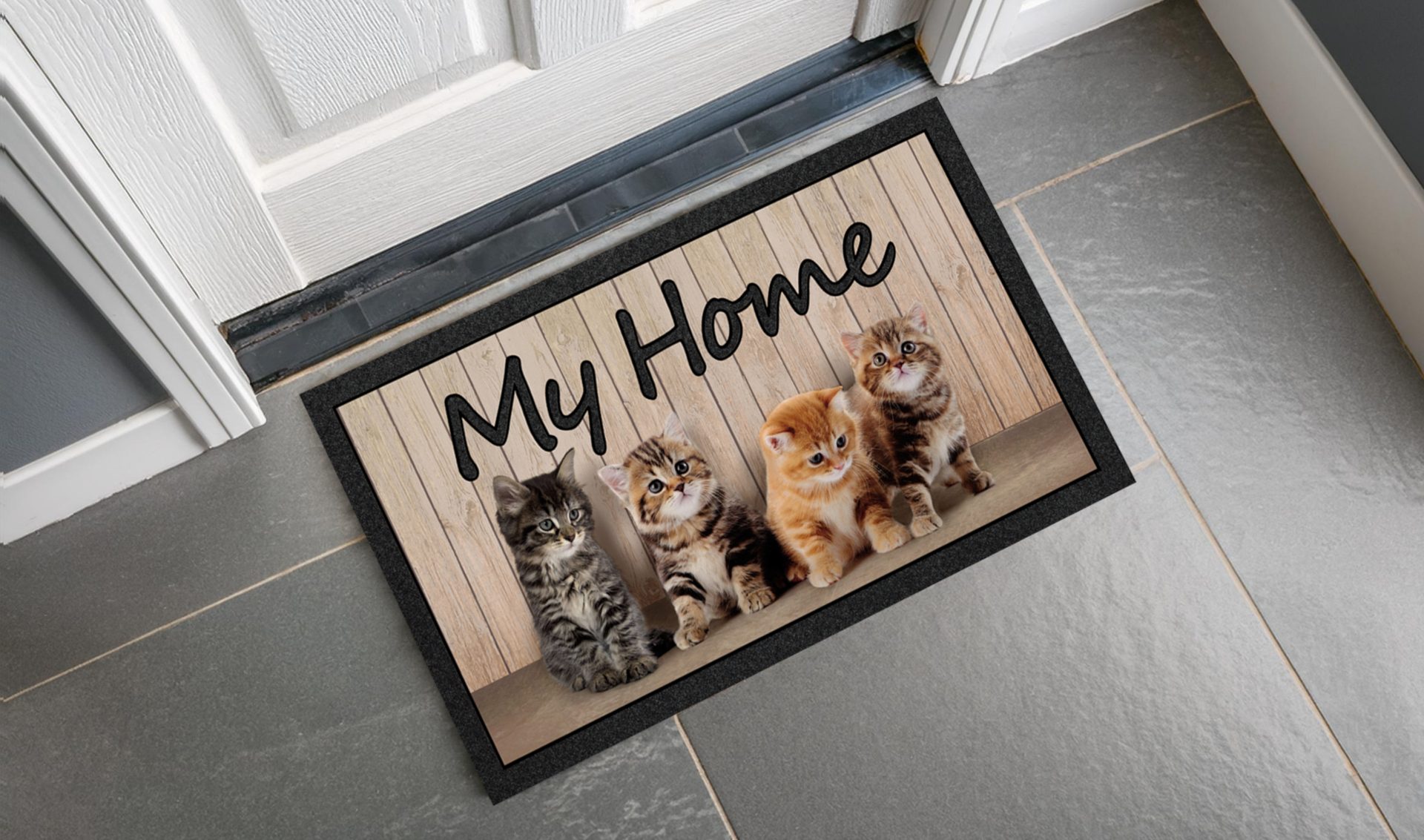 zerbino stampato con immagine di 4 gattini e scritta "My Home"