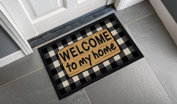 Zerbino da ingresso con scacchiera bianco e nera e al centro scritta Welcome to my home con sfondo effetto legno cartoon