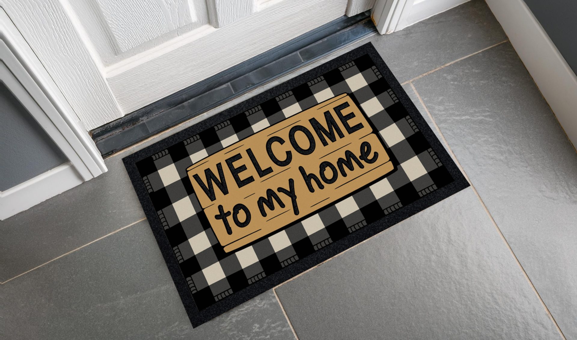 Zerbino da ingresso con scacchiera bianco e nera e al centro scritta Welcome to my home con sfondo effetto legno cartoon