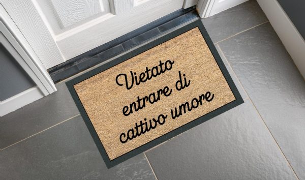 Zerbino con stampa effetto cocco e scritta "vietato entrare di cattivo umore"