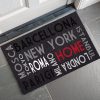 zerbino con fondo grigio in velluto e stampa nomi città nel mondo e "Home" (colori: grigio, nero, bianco, rosso)