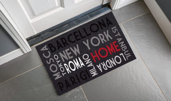 zerbino con fondo grigio in velluto e stampa nomi città nel mondo e "Home" (colori: grigio, nero, bianco, rosso)