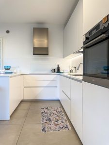 Tappeto multiuso in poliestere con fondo beige e stampa digitale di schizzi multicolor, dai colori tenui ed eleganti