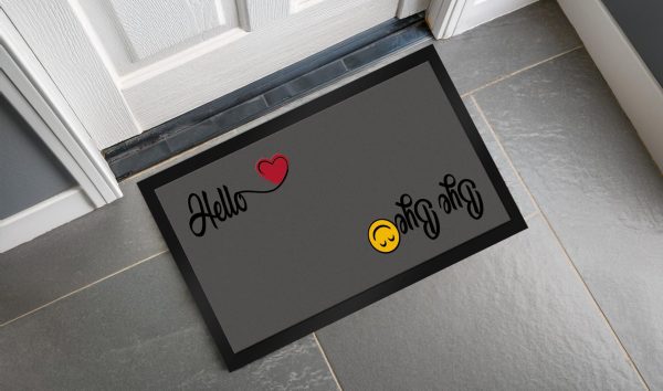 zerbino da ingresso grigio con doppia scritta sui due lati Welcome e Bye Bye con stampa di smile e cuore