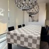 tovaglia sfondo beige con scacchi marroni e effetto glitter