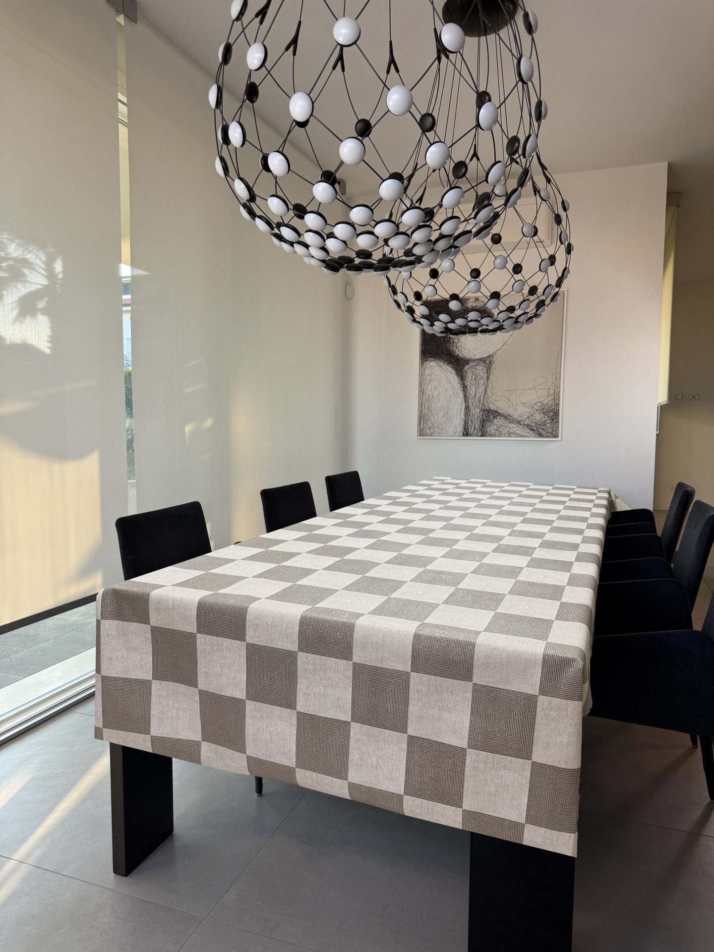 tovaglia sfondo beige con scacchi marroni e effetto glitter