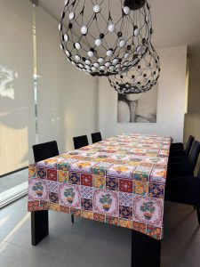 tovaglia con stampa effetto ceramiche colori vivaci ed effetto glitter