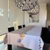 tovaglia con doppio colore a metà bianco e beige e al centro stampa di fiori oro e blu con effetto glitter