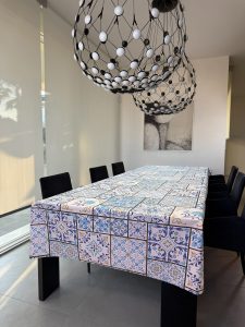 tovaglia bianca con maioliche sui toni del blue e dell'oro ed effetto glitter