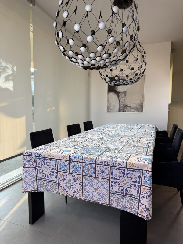 tovaglia bianca con maioliche sui toni del blue e dell'oro ed effetto glitter