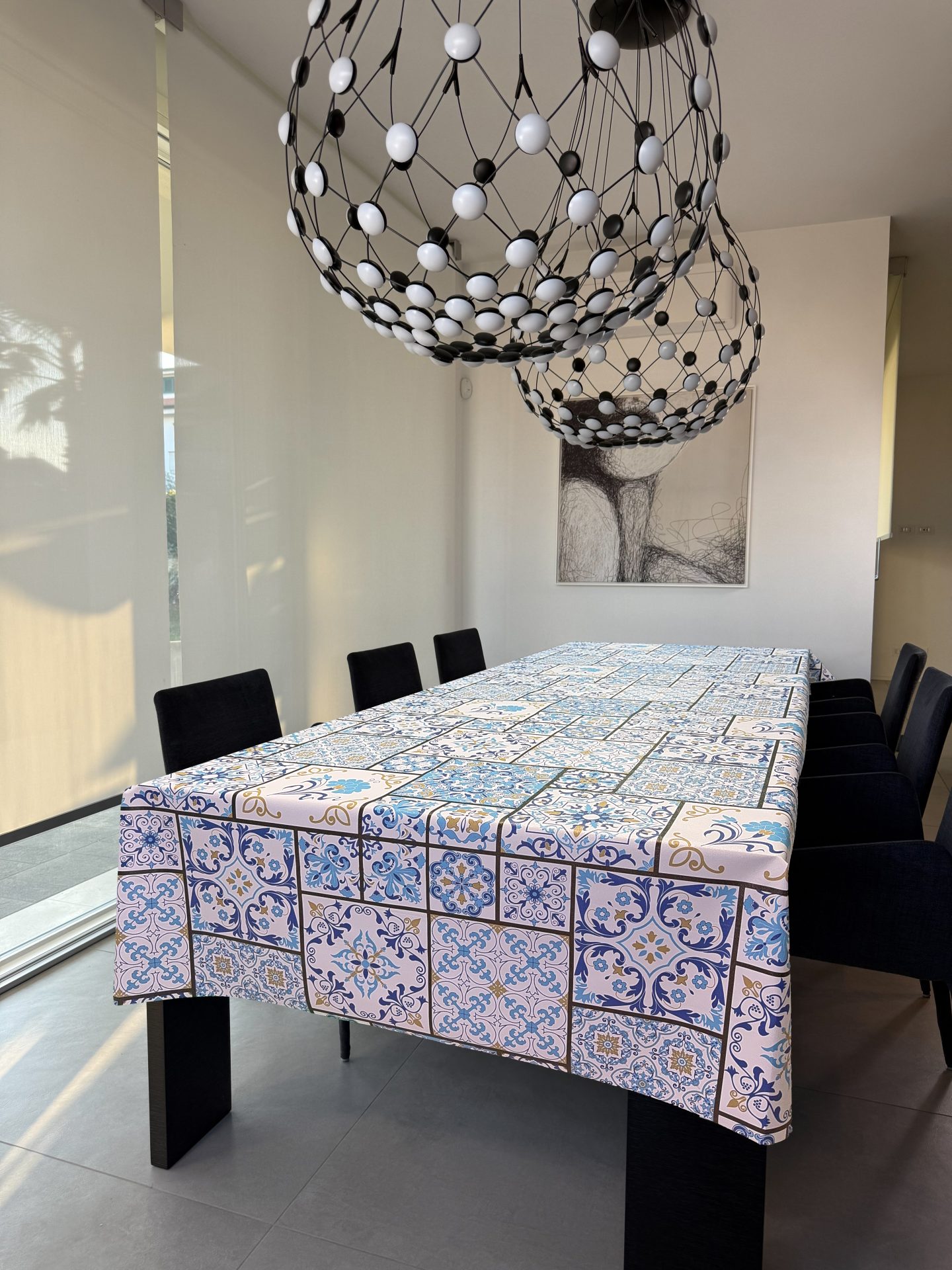 tovaglia bianca con maioliche sui toni del blue e dell'oro ed effetto glitter