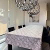 tovagli grigia con stampa di fiori bianchi ed effetto glitter