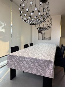 tovagli grigia con stampa di fiori bianchi ed effetto glitter
