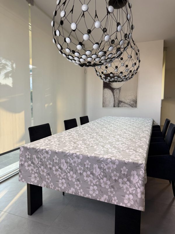 tovagli grigia con stampa di fiori bianchi ed effetto glitter