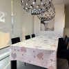 tovaglia toni neutri grigio e beige con base a scacchi e cuori