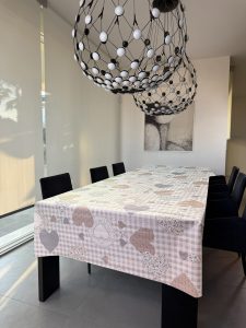 tovaglia toni neutri grigio e beige con base a scacchi e cuori