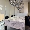 Tovaglia con piastrelle effetto ceramiche e utensili da cucina sui toni neutri del beige e grigio