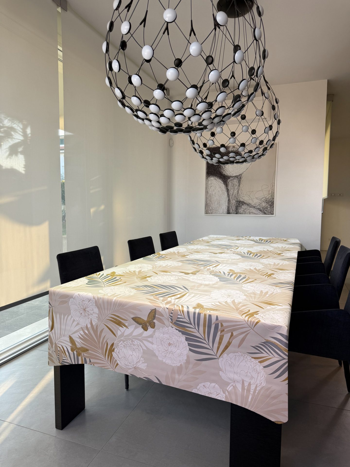 tovaglia con fondo beige con stampa di fiori bianchi e palme oro, beige e grigie